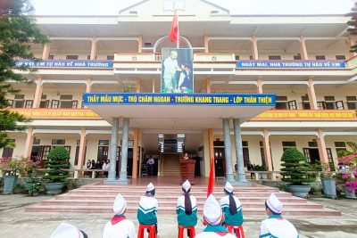 Những phút giây sâu lắng của thầy và trò trường THCS Nghĩa Bình trong dịp kỷ niệm 81 năm ngày thành lập  Quân đội nhân dân Việt Nam( 22/12/1944 -22/12/2025)