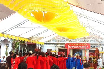 Học sinh trường THCS Nghĩa Bình, xã Quỹ Nhất tham gia hoạt động trải nghiệm trong lễ hội của thôn Phú Bình kỷ niệm 725 năm ngày mất của Quốc công tiết chế Hưng Đạo Đại Vương Trần Quốc Tuấn.